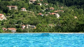 Prodaje se imanje uz more sa 10.000 m² - kamena kuća sa maslinjacima i pogledom na more...