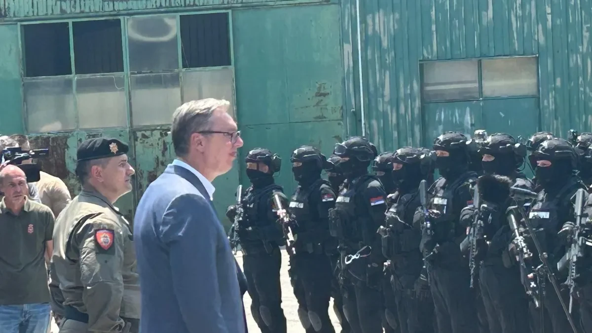 "Ko smo mi? Srbija! Kosovo? Srbija!" Vučić prisustvovao pokaznoj vežbi Žandarmerije u Lipovici (VIDEO)