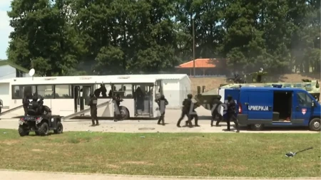 Specijalci razneli stakla i uleteli u autobus pri punoj brzini! Vučić na pokaznoj vežbi Žandarmerije u Lipovici (VIDEO)