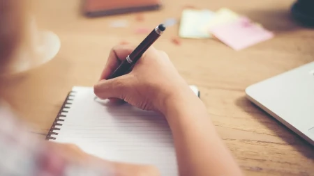 Naučnici otkril šokantnu istinu: Pisanje rukom aktivira više delova mozga nego kucanje - da li smo godinama pogrešno učili decu?
