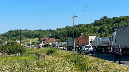Sudarila se dva kamiona kod Iriga!  Jedan se zapalio, sumnja se da ima poginulih