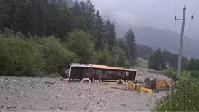 Jeziva drama na putu! Bujica progutala autobus, putnici bili zarobljeni u mulju do pojasa! (FOTO/VIDEO)