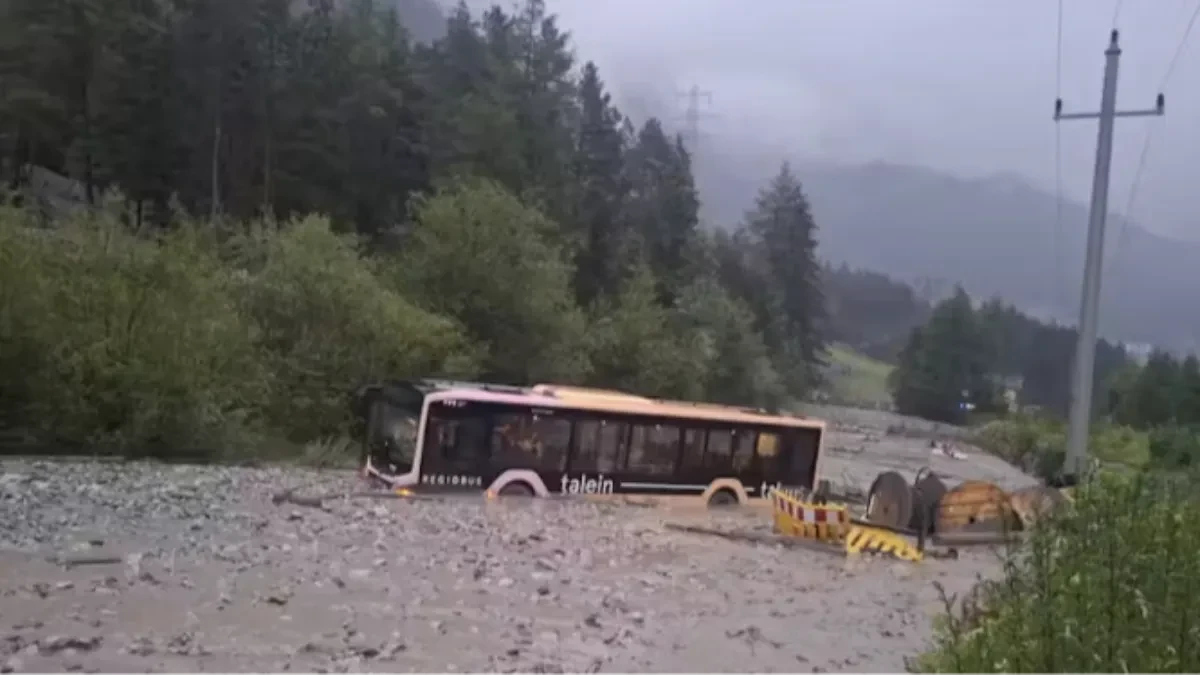 Jeziva drama na putu! Bujica progutala autobus, putnici bili zarobljeni u mulju do pojasa! (FOTO/VIDEO)