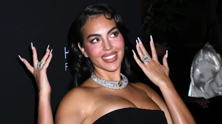 Dok joj muž naporno radi, ona se ’ladi! Georgina se fotkala na jahti i pohvalila oblinama