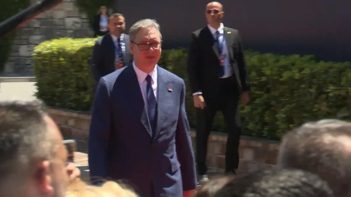 "Pobrkali ste me sa nekim ko je mnogo visok..." Vučić uz osmeh odgovorio na pitanje da li je deo duvanske mafije