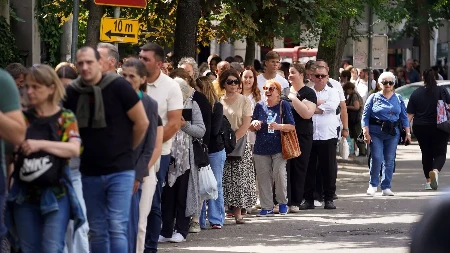 Bože sačuvaj! Blokaderka staklenim flašama gađala vernike ispred Hrama Svetog Save 