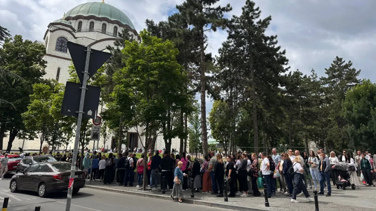 Žena gađala vernike staklenim flašama: Užas na Vračaru