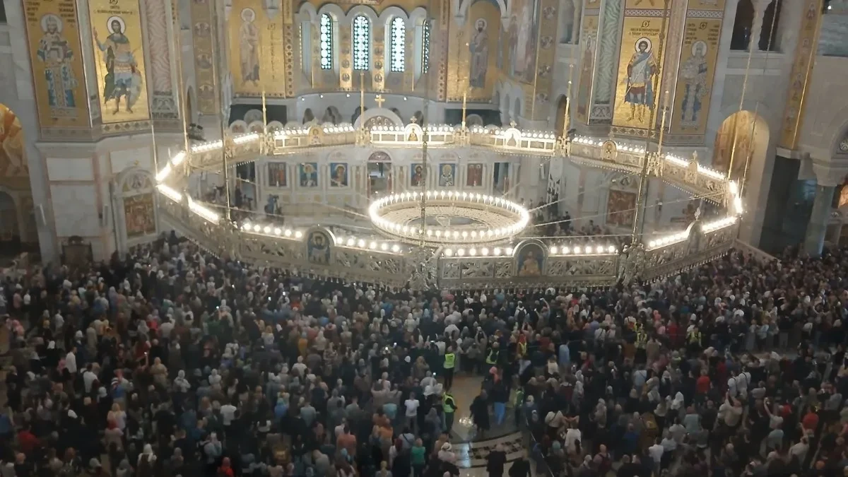 Preko 800.000 vernika se poklonilo velikoj svetinji: Održana Sveta liturgija koju predvodi patrijarh Porfirije