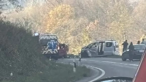Kombi potpuno smrskan nakon udesa sa kamionom: Delovi i srča svuda po putu