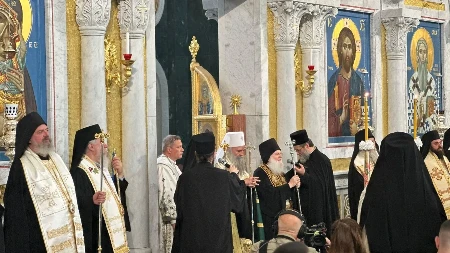Šta znači boja odore koju je nosio patrijarh Porfirije tokom ispraćaja pojasa Presvete Bogorodice? Nosi se retko!
