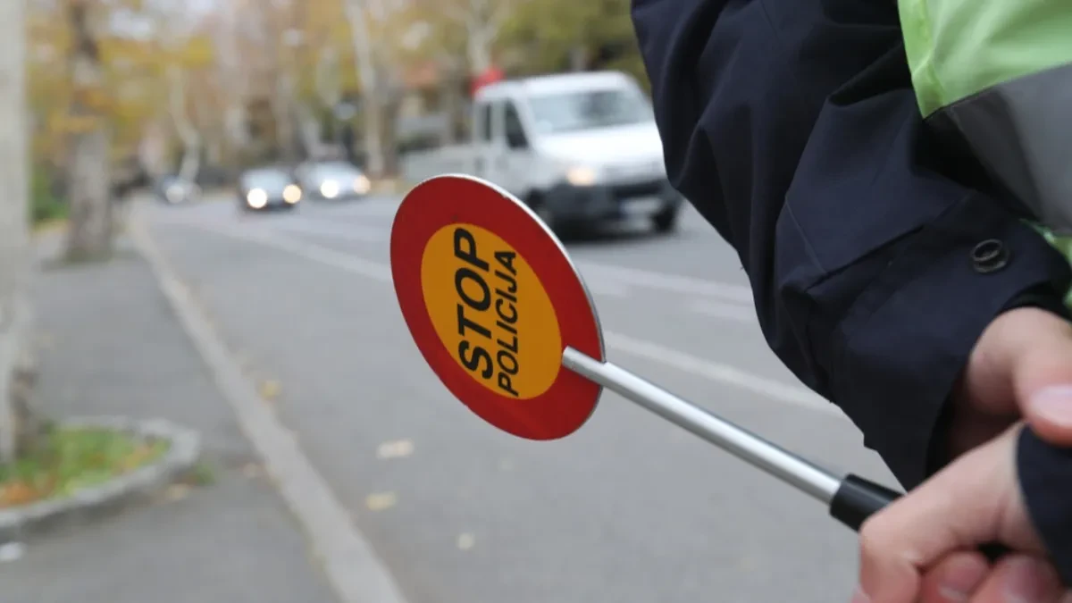 Mladići stavili blinkere na svoju škodu, pa ljudima naplaćivali kazne!