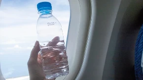 Zašto ne smete uneti vodu u avion: Putnici besne zbog tog pravila, a ovo je razlog