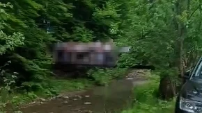 Snimljen momenat kad je 30-ak mališana završilo u hladnoj vodi: Srušio se most pod njihovom težinom, drama na ekskurziji u Viženki