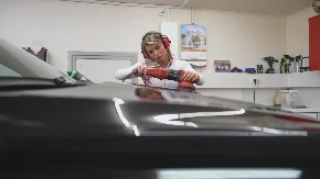 Lepa, pametna i vredna, a muškarci joj prvo ne veruju: Čačanka Mina radi neverovatan posao i od luksuznih automobila pravi savršenstvo 