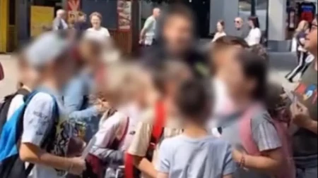 Roditelji u neverici zbog snimka sa ekskurzije: Deca nosila bedževe sa političkim porukama (VIDEO)