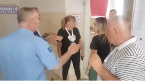Kurtijev siledžija napao članicu biračkog odbora! Gurao je, spoticao i vikao na nju 