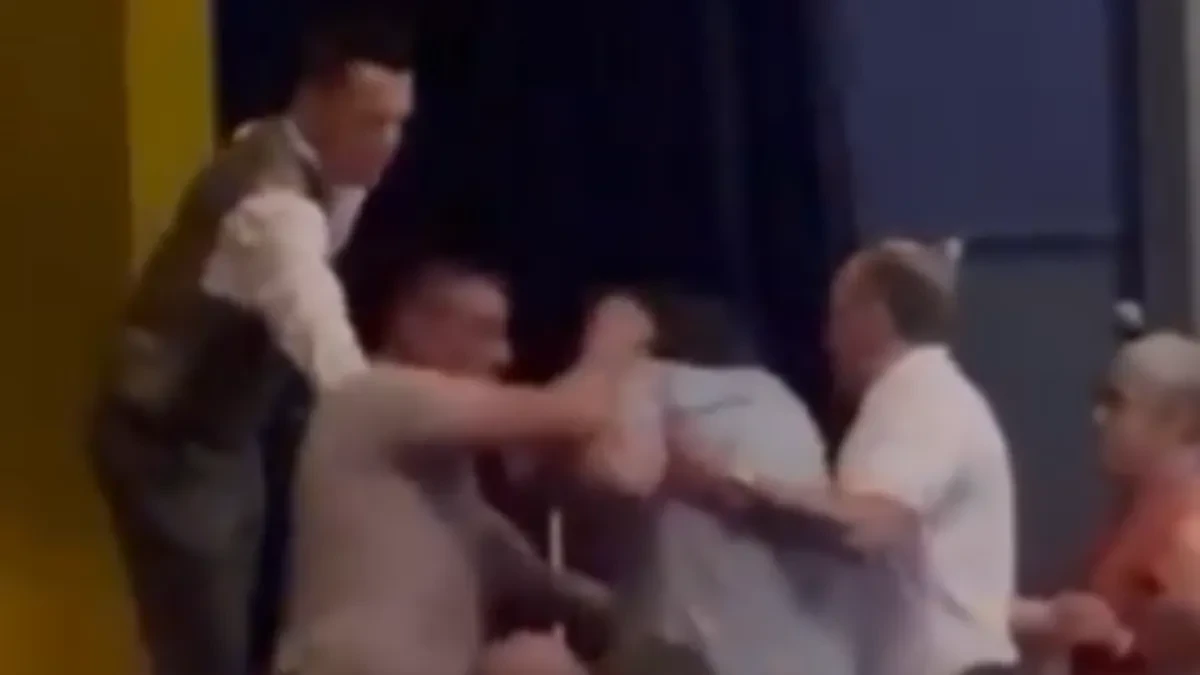 "Bravo, kreteni" Pršti Tviter, blokaderi osuli paljbu po pajtosima koji biju neistomišljenike u Frankfurtu