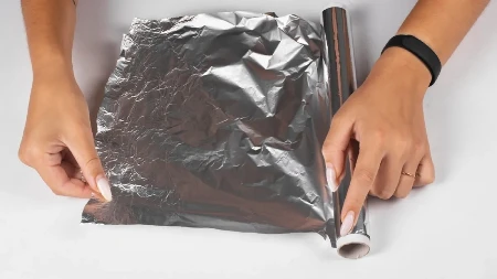 Svi stavljaju aluminijumnsku foliju u kuhinjske fioke - kada vidite zbog čega i vi ćete uraditi isto