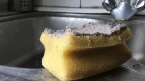 Ovaj predmet ispušta velike količine mikroplastike: Koristimo ga u kuhinji svaki dan, a nismo ni svesni opasnosti