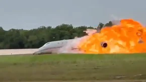 Uznemirujuće! Avion se srušio na pistu, buknuo plamen, nije im bilo spasa (VIDEO)