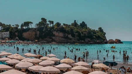 Set ležaljki od 12 do 20 evra - oglasili se zakupci plaža u Ulcinju