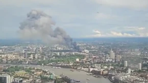 Ogroman dim iznad Londona! Alarmi na ostrvu, sve službe na terenu! (VIDEO)