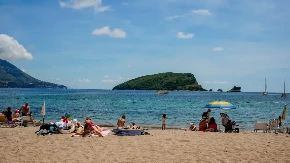 Cene ležaljki na plažama u Crnoj Gori razbesnele turiste - "U Tuskoj mogu da uzmem pansion"