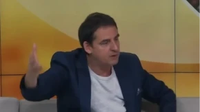 Sramno! Pogledajte kako Kesić ismeva brutalno prebijanje novinara na tribini Proglasa (VIDEO)