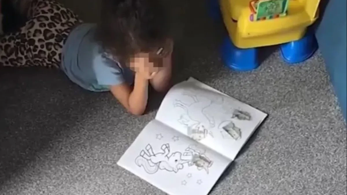 Zatekao je u dnevnoj sobi i prebledeo: Otac ostavio ćerkicu (3) samu na pet minuta, a kad se vratio - doživeo šok života!