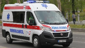Umro na ženi u toku odnosa u automobilu: Hitna pomoć i policija odjurili ka šumi 
