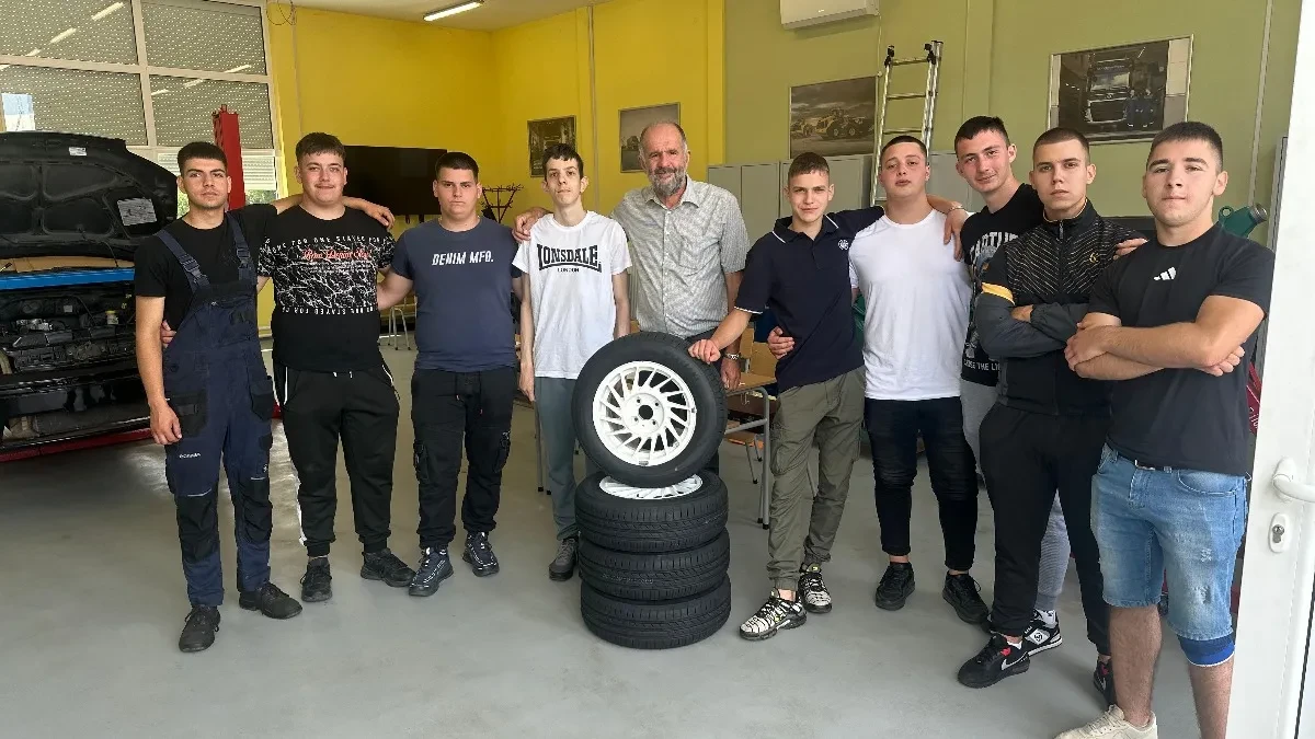 Hteli da mu kupe jugo, pa doneli felne i gume: Maturanti iz Čačka oduševili svog razrednog, ali i celu Srbiju
