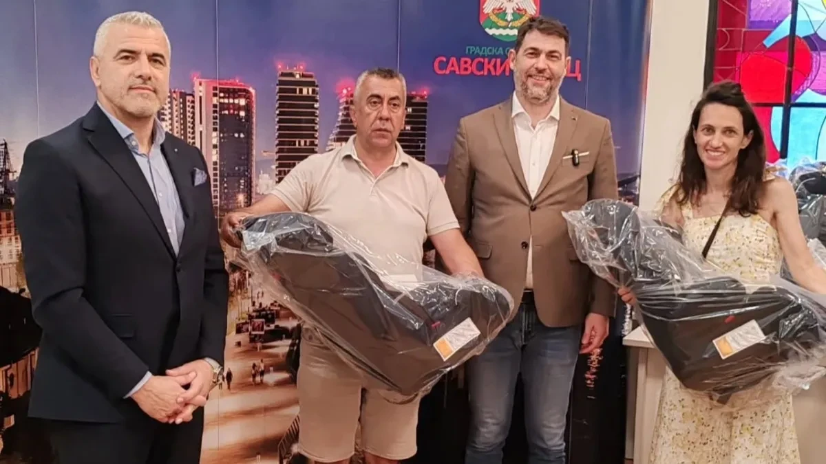 BEZBEDNOST DECE U SAOBRAĆAJU PRIORITET OPŠTINE SAVSKI VENAC: Podeljena besplatna auto-sedišta za decu sa Savskog venca