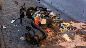 Snimak stravične nesreće u Novom Pazaru: Maloletnici na motociklu podleteli pod autobus (VIDEO)