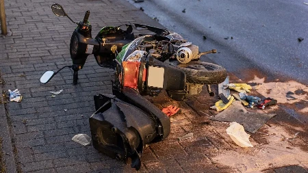 Snimak stravične nesreće u Novom Pazaru: Maloletnici na motociklu podleteli pod autobus (VIDEO)