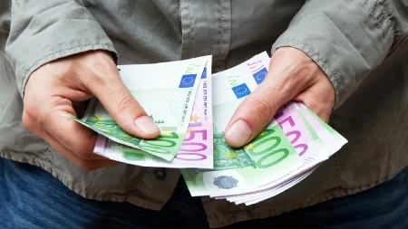 Naleteo na gomilu novca u torbi i pronašao penzionera koju ju je izgubio: Ovaj čovek je za divljenje! 