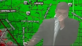 Jeziva scena u programu: Dok je upozoravao na tornado, iza njegovih leđa buknula vatra - snimak ledi krv u žilama