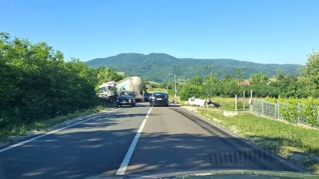 "Prizor je jeziv" Cisterna i automobil se sudarili na putu kod Topole, auto završio na krovu (FOTO)