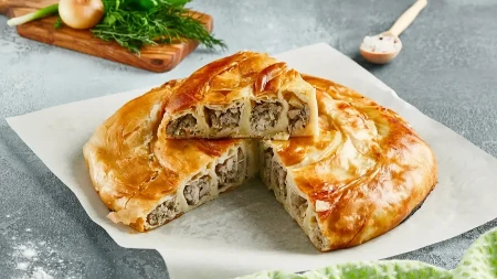Cifra koja će vas zabezeknuti: Izračunali su koliko bi porodicu koštao burek svakog jutra