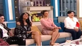 Voditeljka otkopčala pantalone u emisiji! Pokazala donji veš, gledaoci zanemeli od šoka! (FOTO)