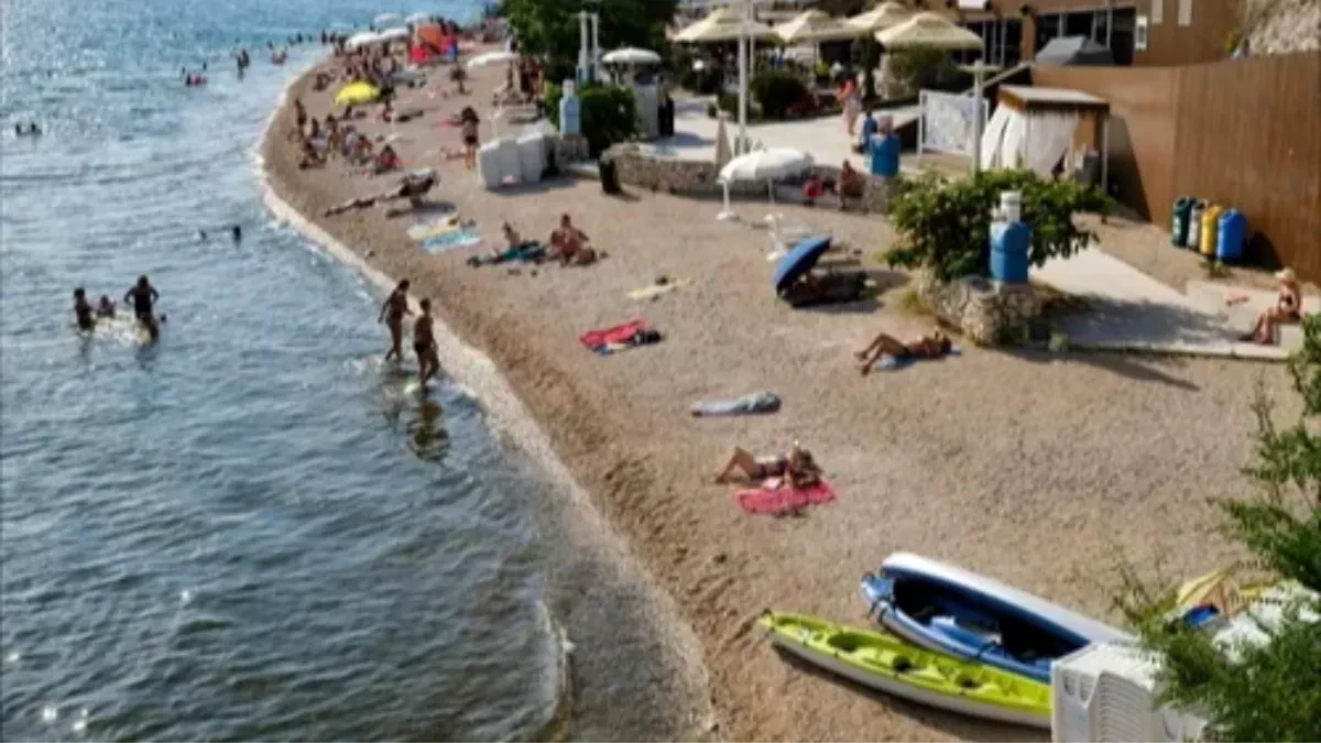Od tuša do kockica leda u piću: Dodatne naknade šokirale turiste na popularnim plažama