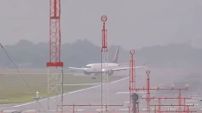Dramatičan snimak sa aerodroma! Avion završio na travi: "Nismo znali da li će eksplodirati" (VIDEO)