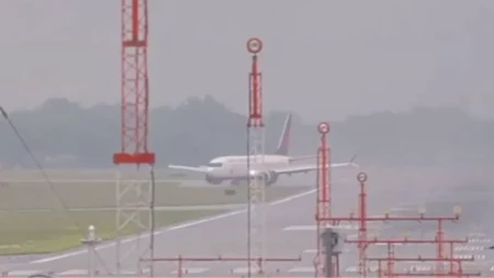Dramatičan snimak sa aerodroma! Avion završio na travi: "Nismo znali da li će eksplodirati" (VIDEO)