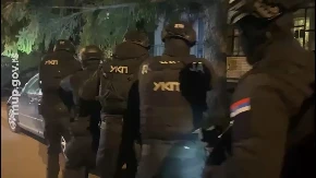 Upali na dve adrese u Rumi i zatekli šok prizor! Zaplenjeni pištolj, 134 metka i marihuana