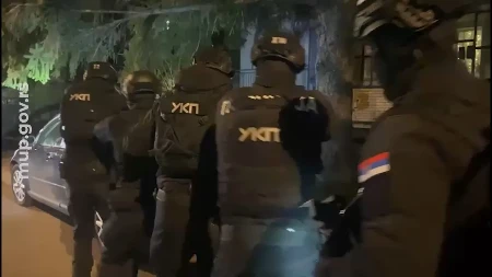 Upali na dve adrese u Rumi i zatekli šok prizor! Zaplenjeni pištolj, 134 metka i marihuana