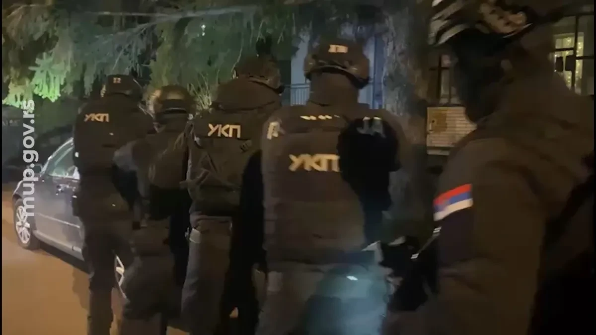 Upali na dve adrese u Rumi i zatekli šok prizor! Zaplenjeni pištolj, 134 metka i marihuana