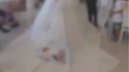 Mladenci vukli bebu po podu: Javnost zgrožena, ljudi sa zaprepašćenjem gledaju snimak