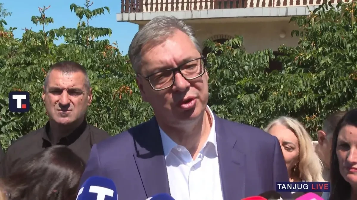 Sa brojanicom u ruci kunu mamu maminu: Vučić o ljudima kojima smetaju radovi na putevima