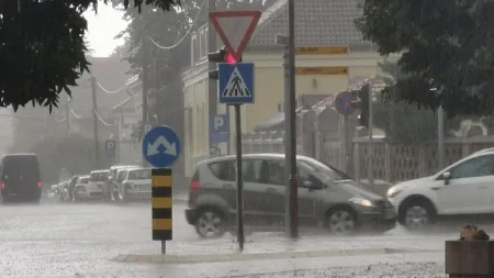 Počelo jako nevreme! Smračilo se u Beogradu, pljuskovi i grmljavina uz olujni vetar (VIDEO)