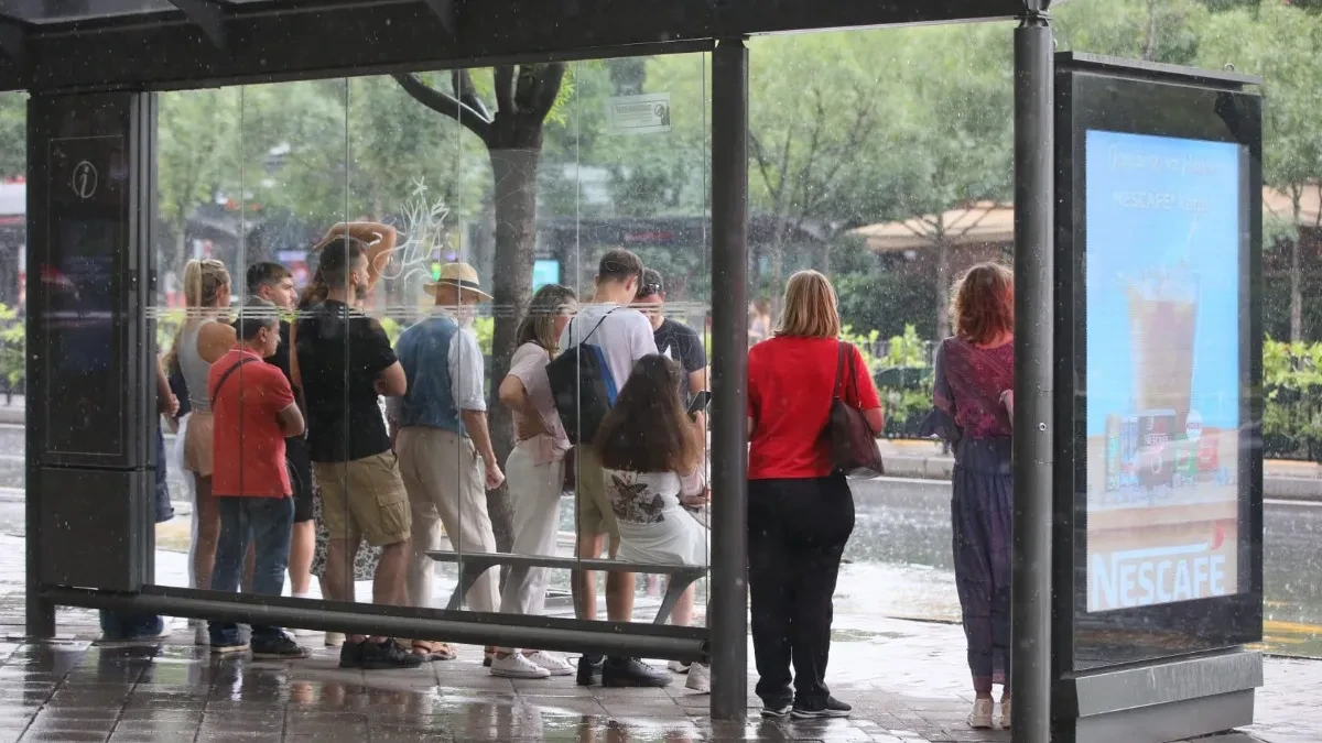 Počelo jako nevreme! Smračilo se u Beogradu, pljuskovi i grmljavina uz olujni vetar (VIDEO)