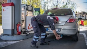Stiže olakšanje na pumpama - akcize na benzin i dizel smanjene ukupno 10 odsto